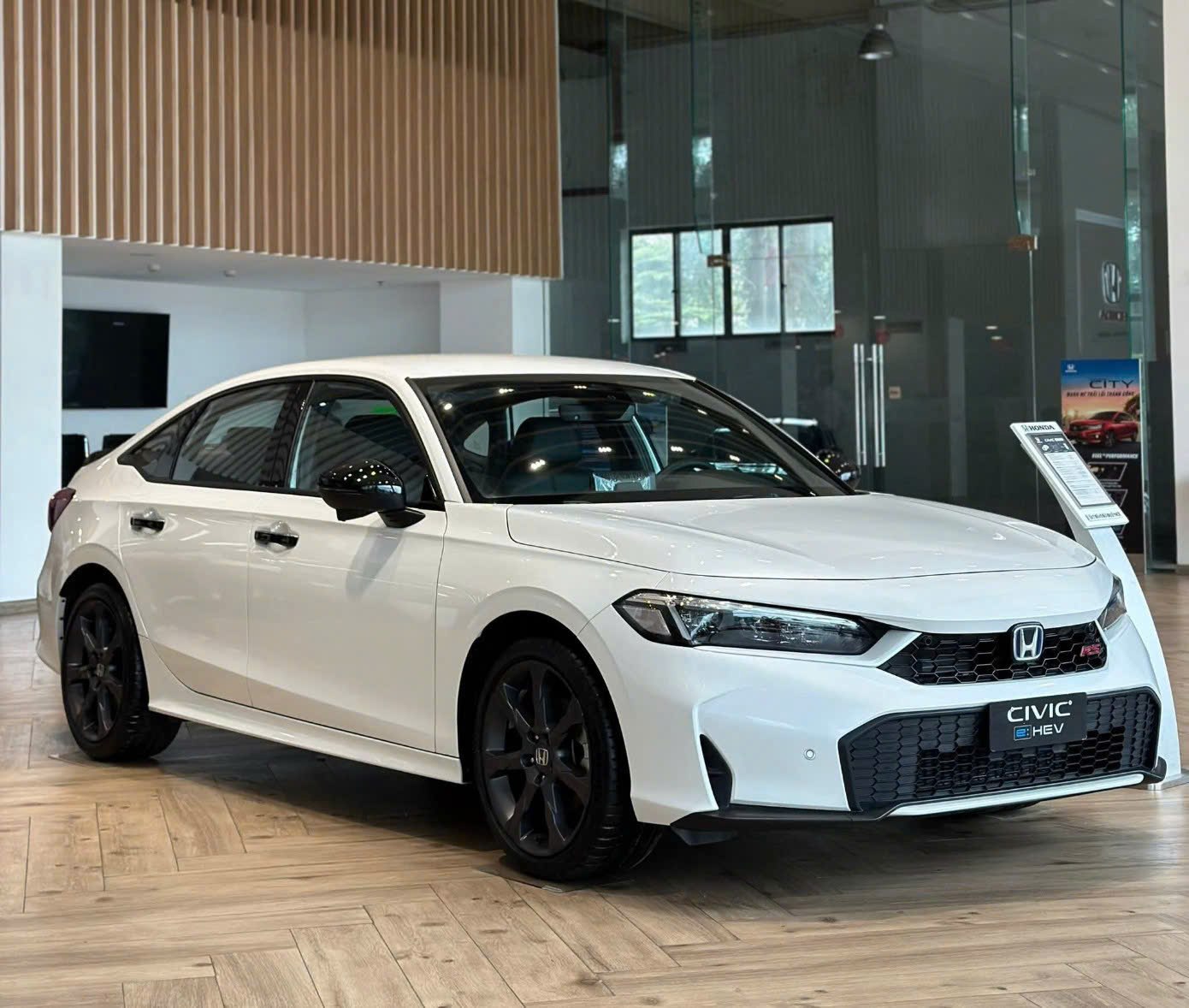 Honda Civic Hybrid màu trắng 2026