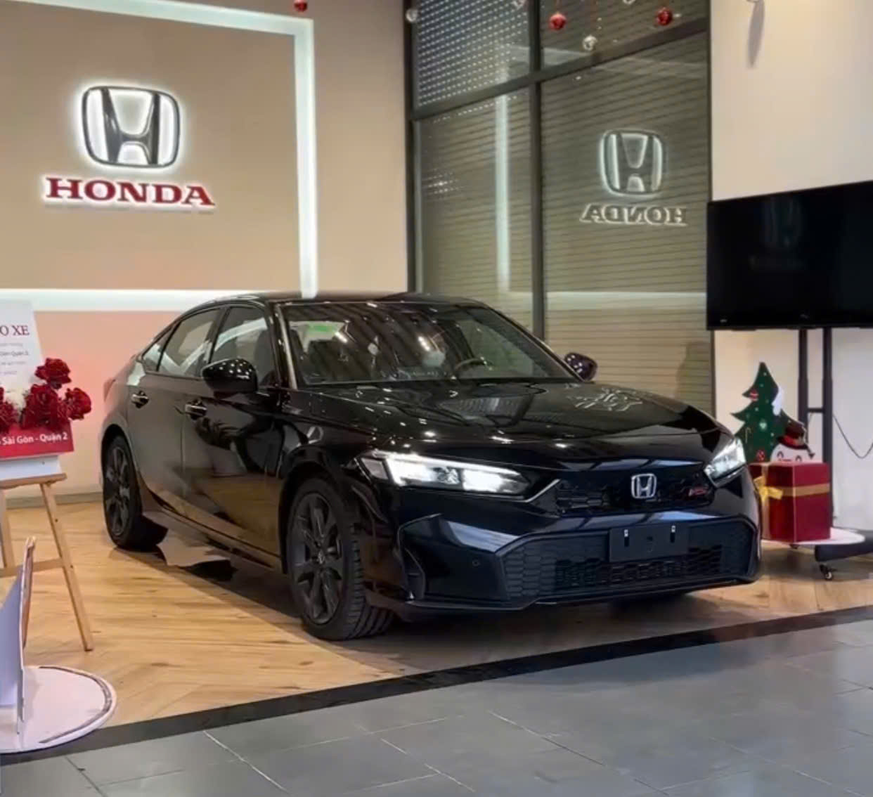 Honda Civic facelift 2024 màu Đen: Hình ảnh, giá lăn bánh, chương trình Khuyến Mãi